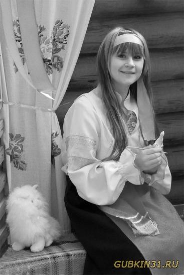Девушка в старинном русском наряде