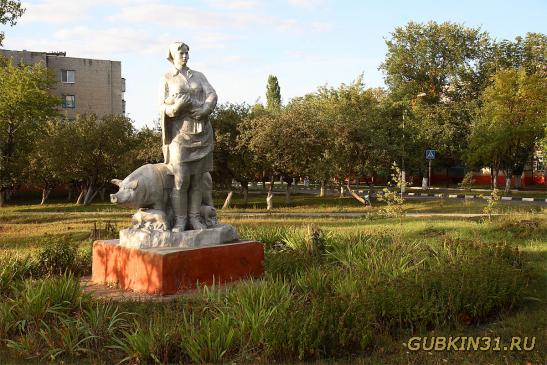 Скульптура свинарки в посёлке Троицкий